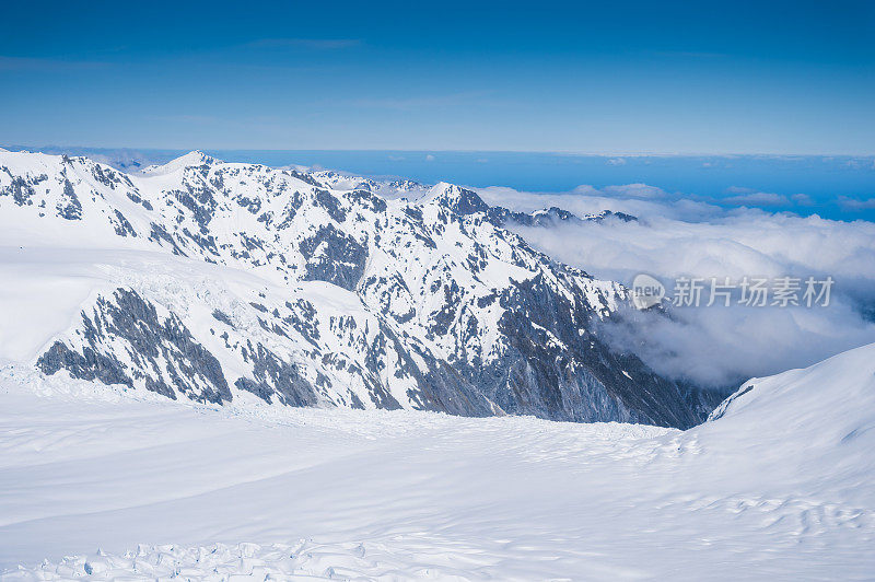 从直升机鸟瞰塔斯曼冰川雪山在库克山，新西兰。