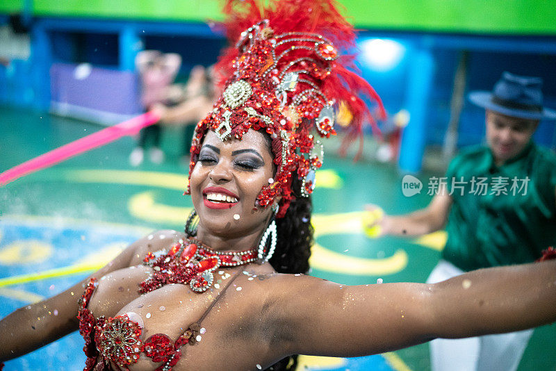 妇女(帕西塔)庆祝和舞蹈狂欢节在学校的嘉年华