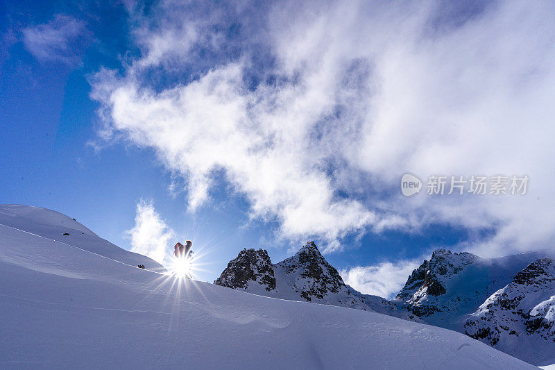 滑雪登山运动员攀登积雪的山脊线