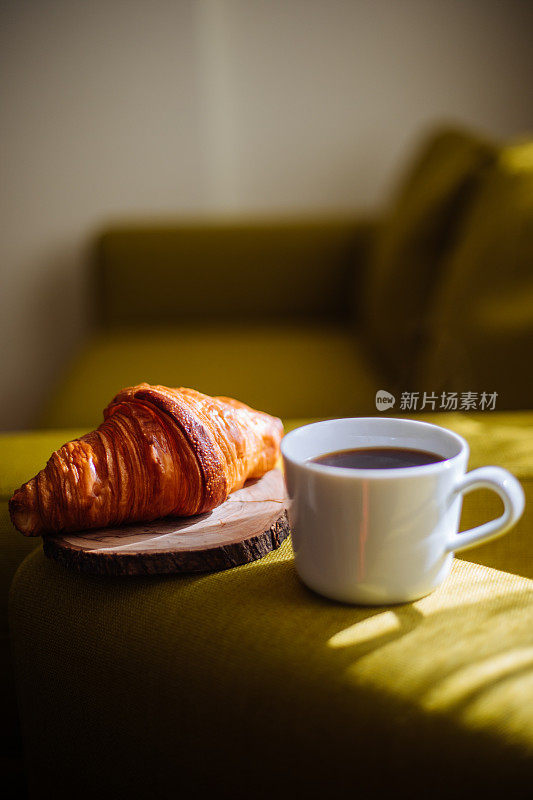 新鲜牛角面包一杯咖啡和牛角面包