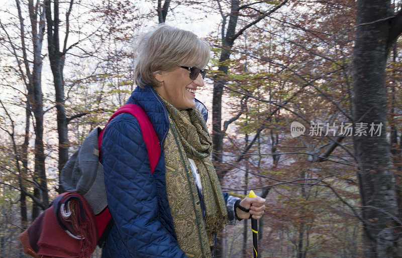 一位老年妇女徒步登山