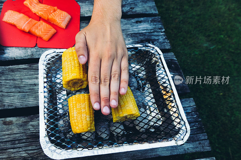 准备野餐和准备美味的晚餐在露营地点