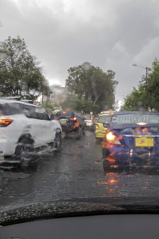 安第斯山脉首都波哥大的一场雷雨减缓了道路上的交通;司机的观点-拍摄在一个移动设备