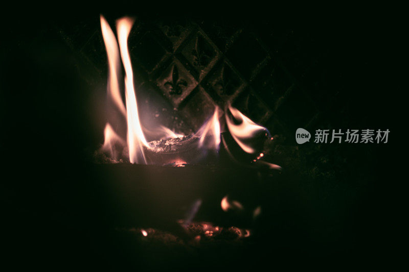 火:壁炉里燃起的火