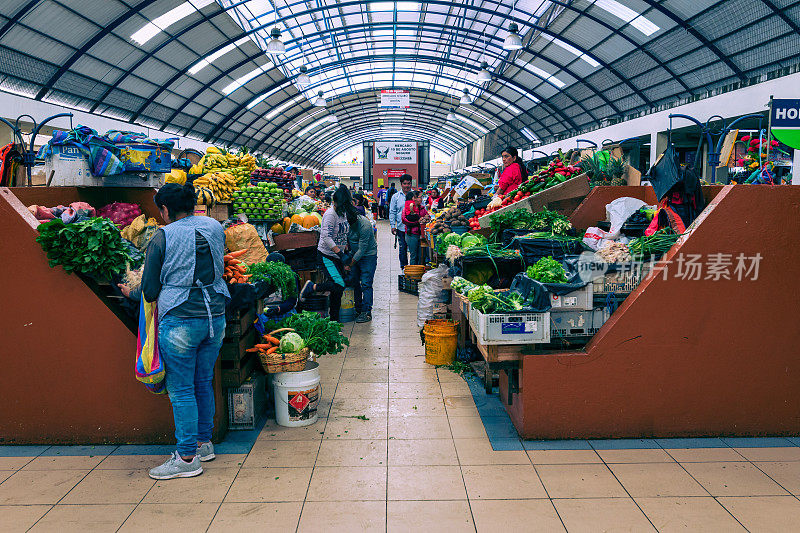 厄瓜多尔昆卡——2020年2月11日:南美昆卡的厄瓜多尔传统食品市场，销售农产品和其他食品。