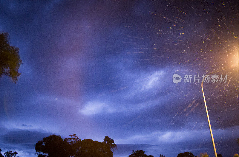 在路灯下下着雨的公路旅行