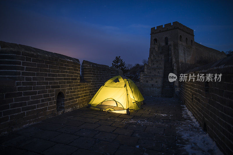 中国长城前的帐篷