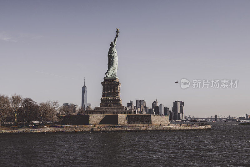 自由女神像与金融区在曼哈顿下城，纽约市通过哈德逊河
