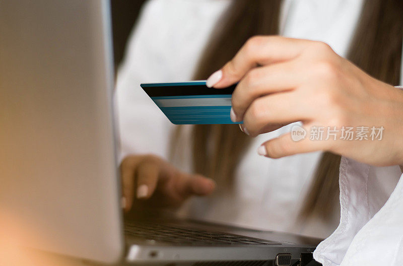 陌生女性用信用卡在网上为办公室购买物品