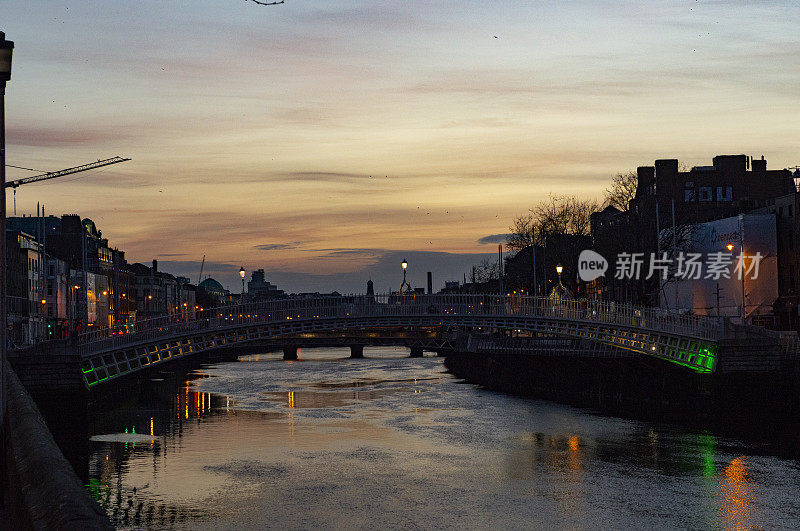 爱尔兰都柏林市，冠状病毒感染期间夜晚的半便士桥都柏林。
