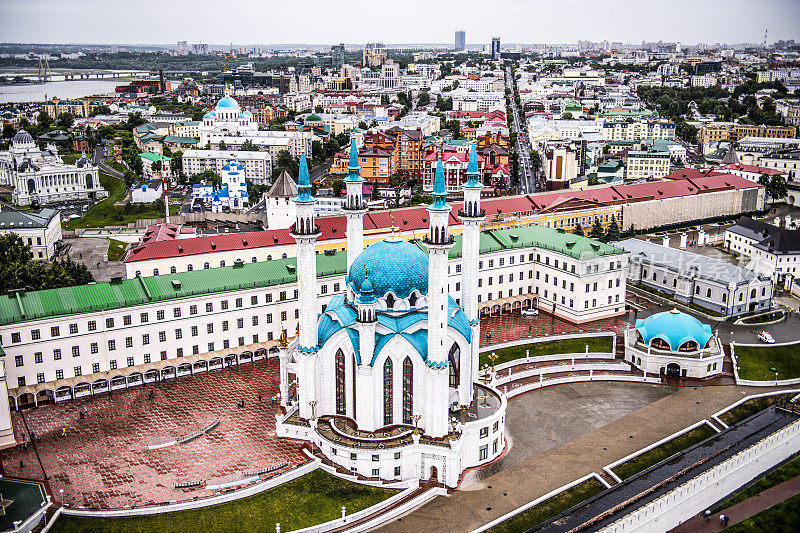 俄罗斯鞑靼斯坦共和国首都喀山的直升机视角。库尔沙里夫清真寺和卡赞卡河是主景