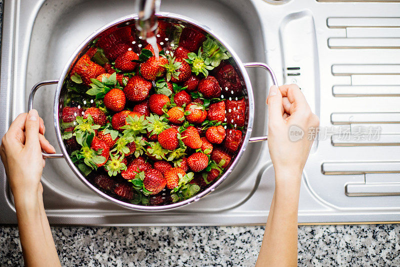 女人洗草莓