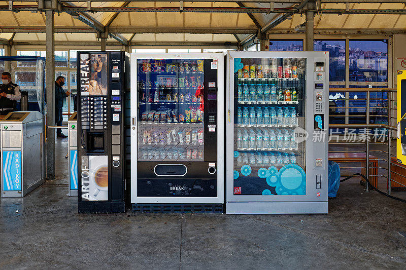 售卖咖啡、零食和水的自动售货机。