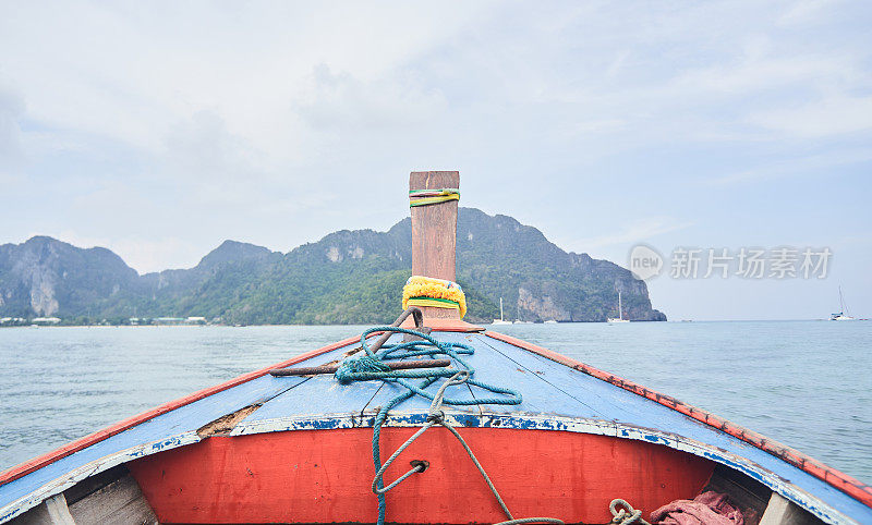 传统的泰国船首和海景在科