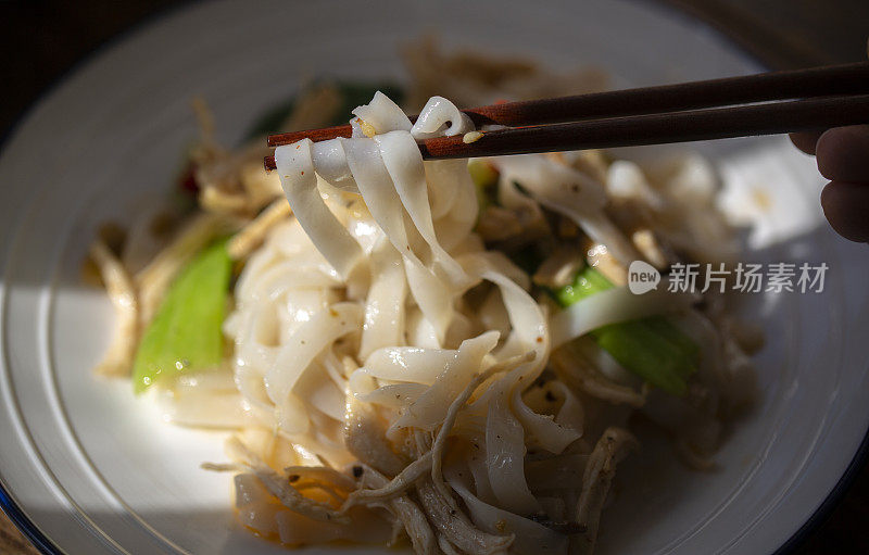 中国自制米粉，配辣鸡肉丝和蔬菜