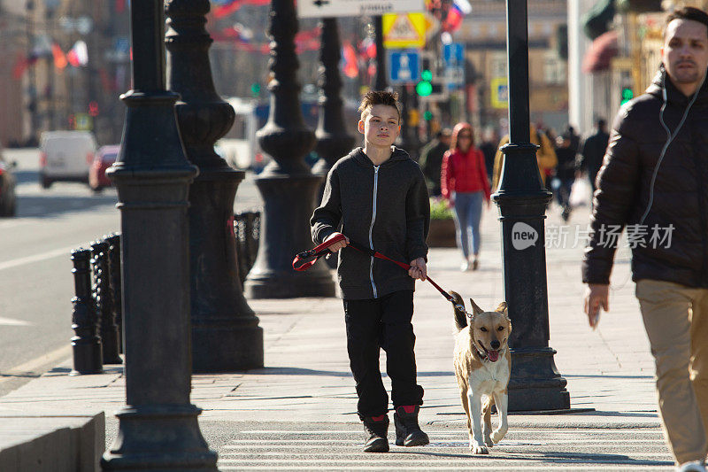 在一个温暖的晴天，人们走在涅夫斯基大街上。这个城市有一个自我隔离的制度。