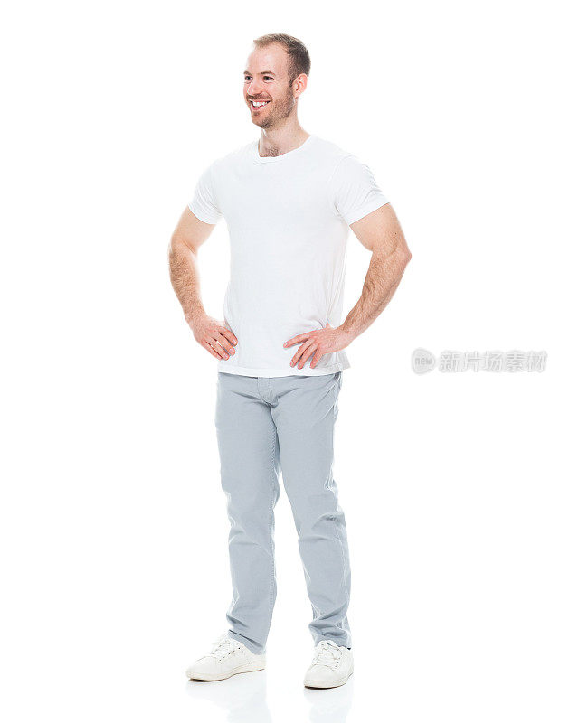 白人男性穿着t恤站在白色背景前