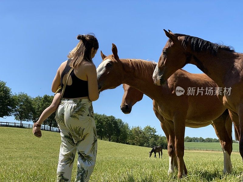 母亲带着小儿子骑着马