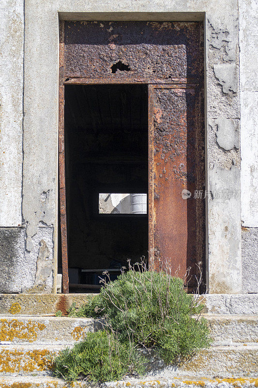 西班牙加利西亚死亡海岸西萨加斯群岛的旧灯塔生锈的铁门
