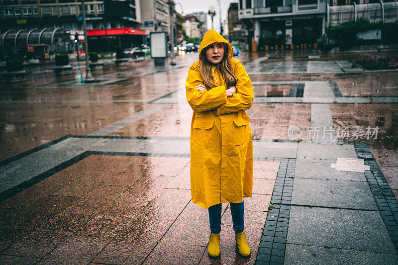 一个女人站在雨中冻僵了