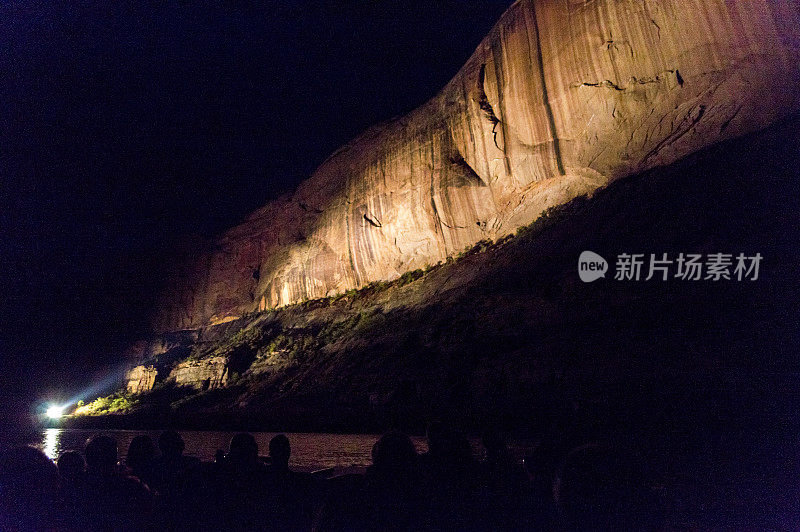 声音和灯光表演沿着科罗拉多河谷的悬崖在摩押犹他州