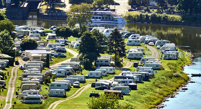 在威瑟河的岸边为大篷车和移动房屋的一个地点的鸟瞰图