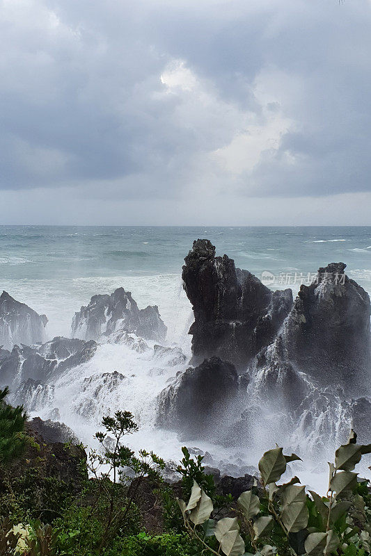 海浪拍打着岩石溅起水花