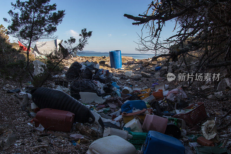 海滩上的塑料和其他垃圾