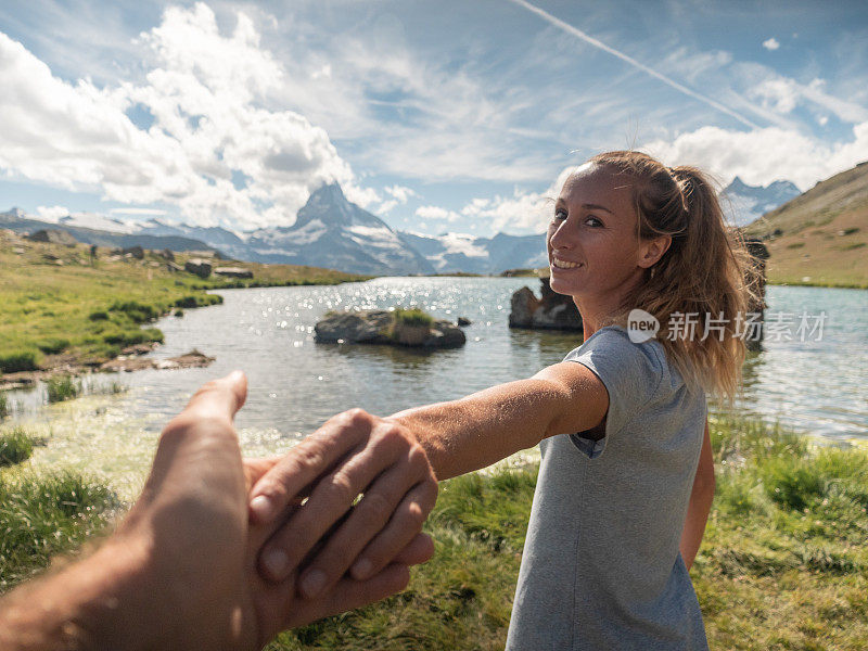 在著名的马特洪峰附近，一对夫妇手牵手