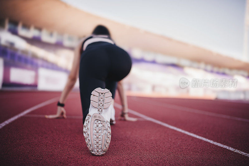 女运动员在起跑线上准备跑