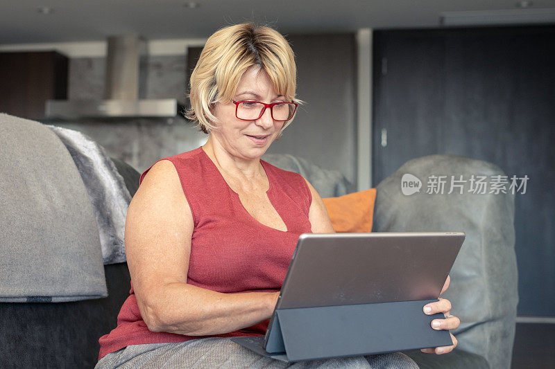 女性用平板电脑进行在线健康预约