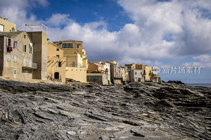 法国科西嘉岛埃尔巴隆加渔村岸边风景如画的房子