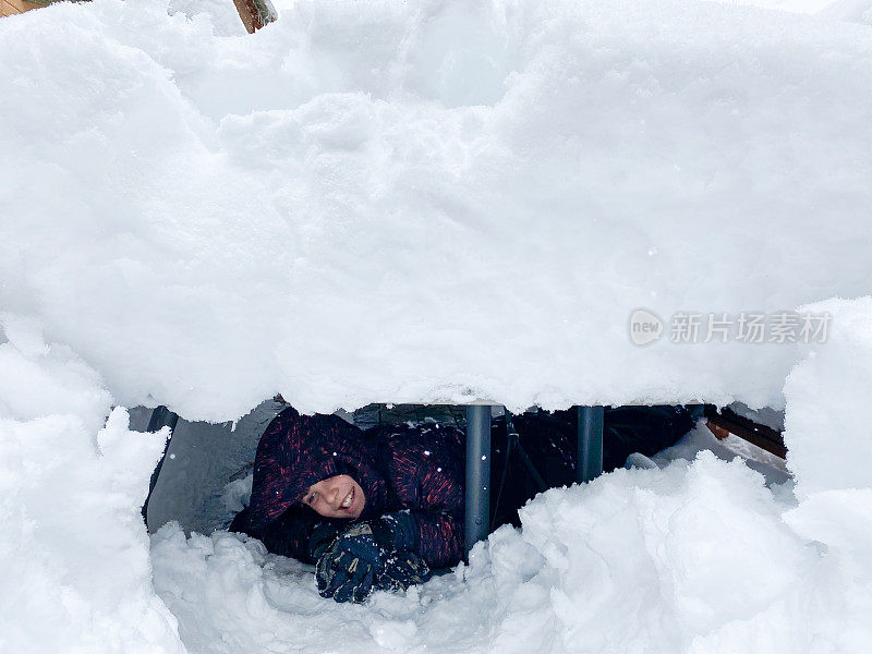 爱玩的孩子喜欢和享受加州风暴的厚雪