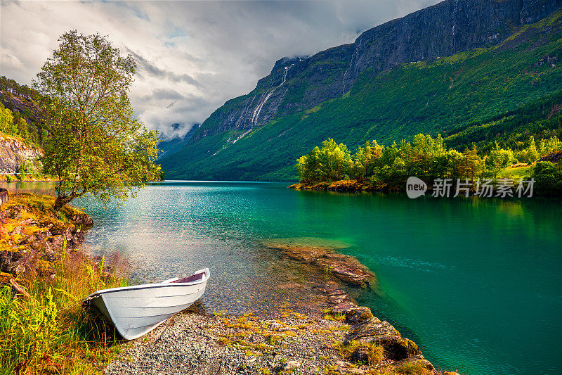 令人印象深刻的夏日洛瓦内特湖，斯特林市，松格峡湾县，挪威。挪威多彩的早晨景色。自然美的概念背景。