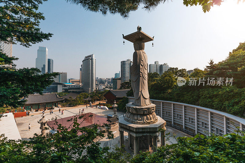 韩国首尔市区天际线上的奉子寺