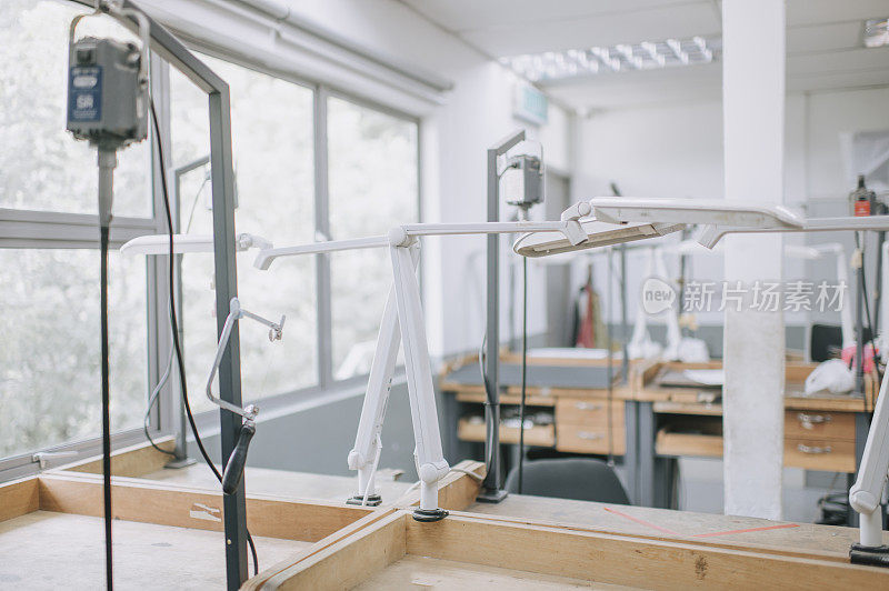 工作室工作室在大学珠宝设计艺术和工艺课程木制桌子和工作工具