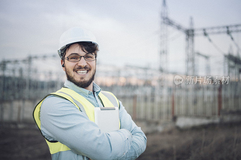 年轻自信的男工程师在电站前的肖像