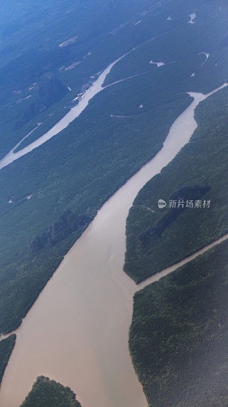 飞越热带雨林和普吉岛的河流