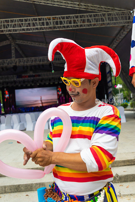 在越南胡志明市举行的户外节日上，一名自由小丑正在创作各种形状的气球动物