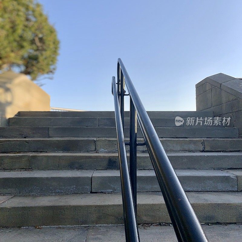 台阶和栏杆通向蓝天