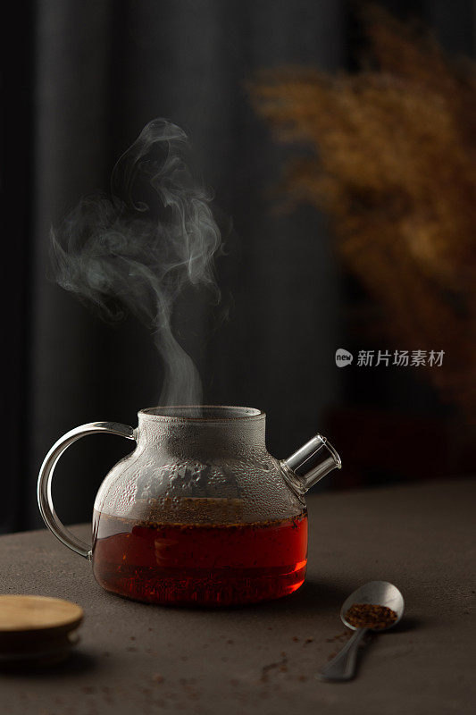 玻璃茶壶与rooibos茶，无咖啡因