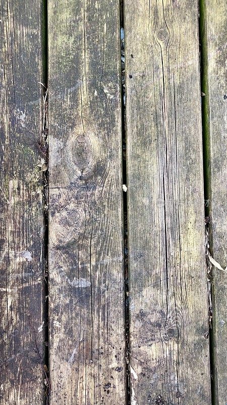 全框架形象的风化硬木木材甲板，未经处理的部分木质露台甲板与肮脏的木纹，升高的视野
