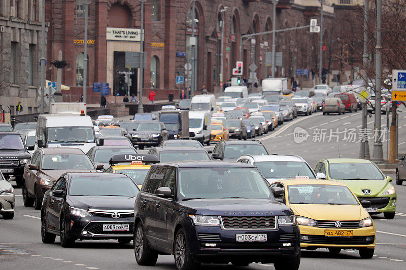 在莫斯科市中心，汽车陷入了交通堵塞