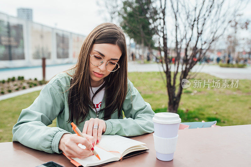 一个在户外学习的女学生的肖像