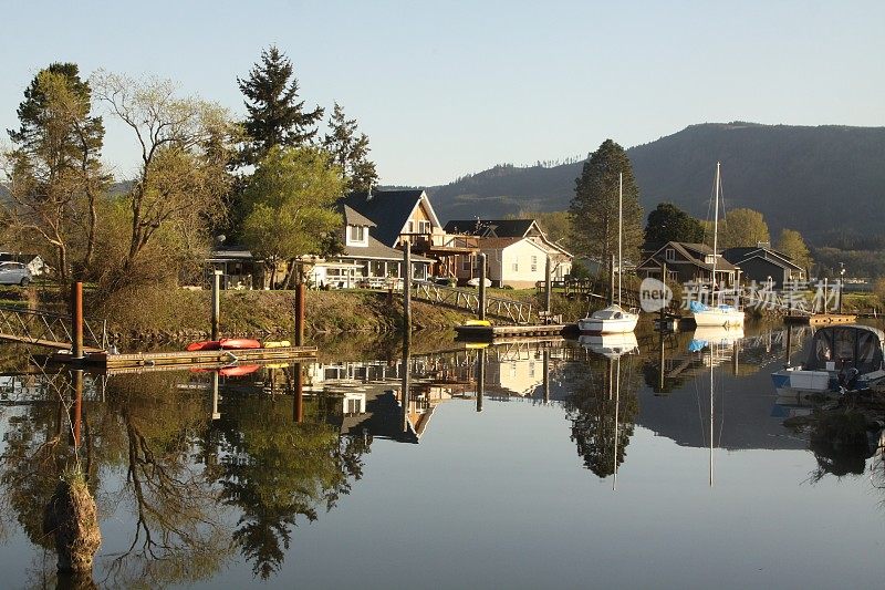 在哥伦比亚河上的河边住宅