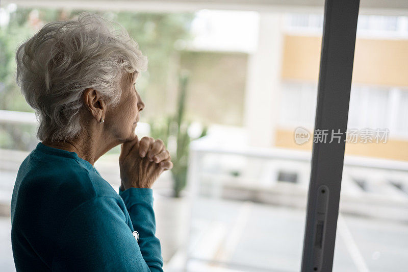 年长的妇女在家沉思祈祷