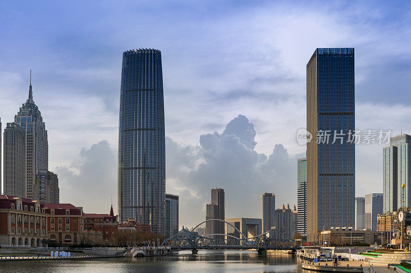 位于天津海河河畔的滨海市区天际线与天津高层建筑的城市景观