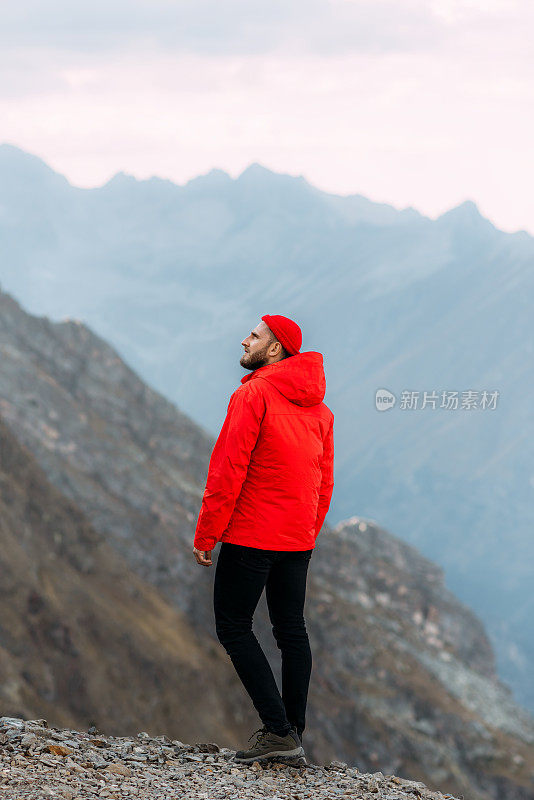 一个人站在山中。旅人在山中，纵览。一个男人欣赏着美丽的山景。人在山的背景。本空间