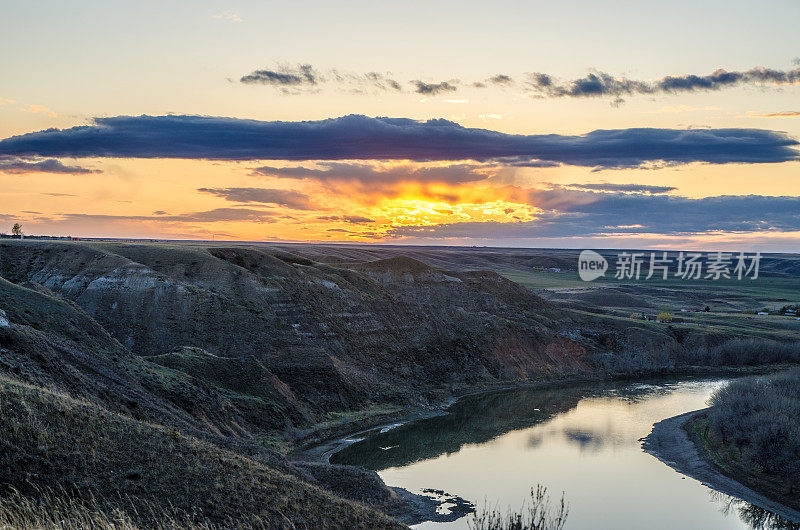 梅迪辛哈特萨斯喀彻温河上的日落