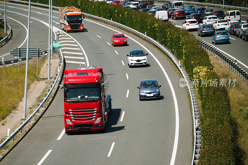 高速公路上的汽车和卡车